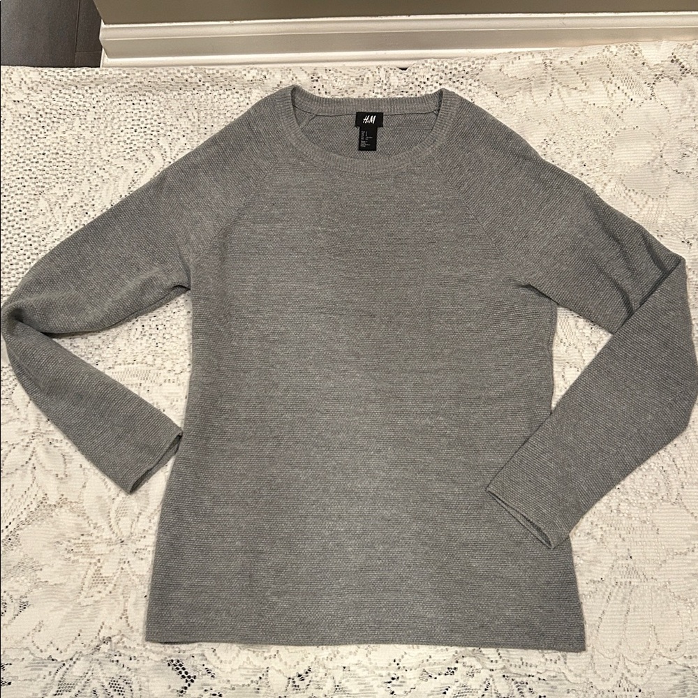 H&M Women Classic Gray Crewneck Sweater size s
